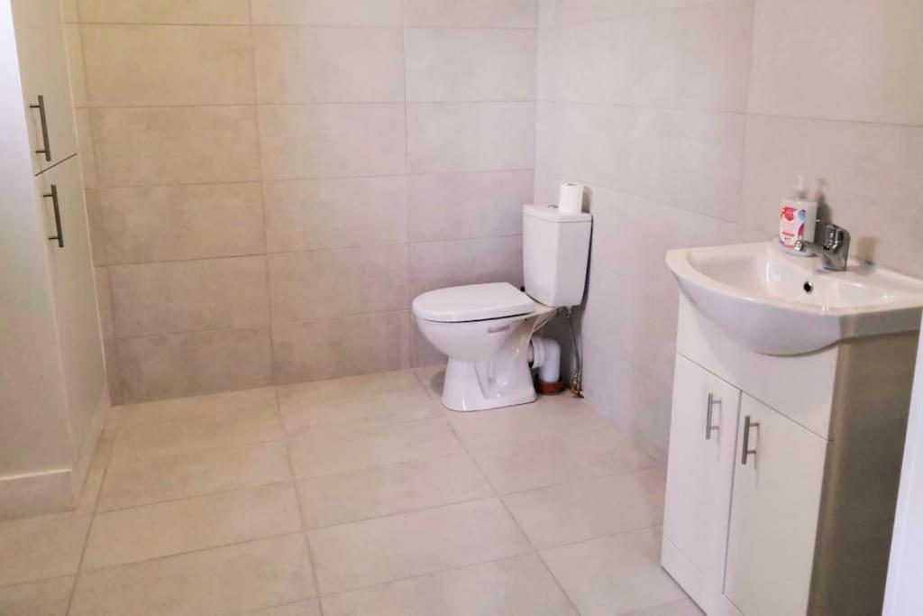 Secluded Modern Apartment Castletown Gheoghegan
