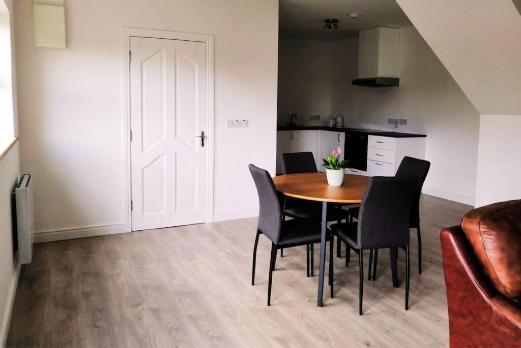Secluded Modern * Castletown Gheoghegan